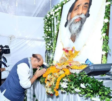रक्षा मंत्री राजनाथ सिंह पहुंचे नेमरा, दिशोम गुरु शिबू सोरेन को दी श्रद्धांजलि