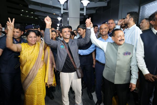  भारतीय अंतरिक्ष यात्री शुभांशु शुक्ला की स्वदेश वापसी, दिल्ली एयरपोर्ट पर भव्य स्वागत