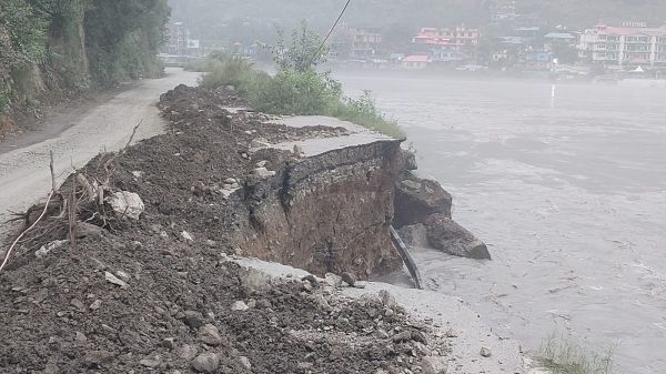  हिमाचल के मंडी और कुल्लू में फ्लैश फ्लड से भारी नुकसान, शिमला-मंडी सड़क धंसी