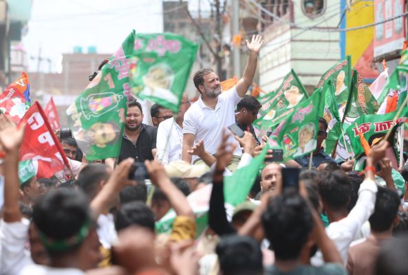 बिहार में राहुल गांधी की 'मतदाता अधिकार यात्रा' का दूसरा दिन जारी, देव सूर्य मंदिर में की पूजा