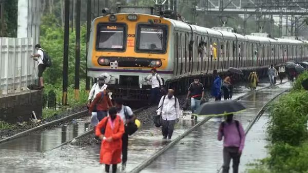 महाराष्ट्र के मुंबई और ठाणे के लिए ऑरेंज अलर्ट, रेलवे सेवा प्रभावित