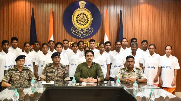   छत्तीसगढ़ के नारायणपुर और दंतेवाड़ा में 55 लाख के इनामी 29 नक्सलियों ने किया आत्मसमर्पण