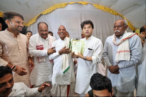 बाढ़ग्रस्त हर पीड़ित परिवार तक पहुंचेगी सरकार की मदद : केंद्रीय मंत्री सिंधिया