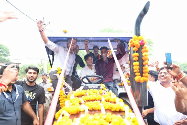 केन्द्रीय मंत्री सिंधिया ने निभाया अपना वादा, खुद ट्रैक्टर चलाकर पहुंचे लिलवारा गांव और जाबांज युवा को किया भेंट