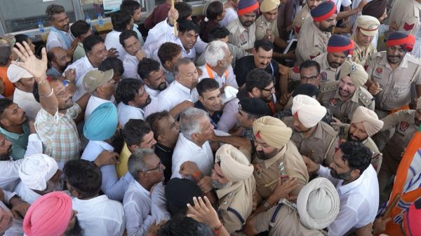 पंजाब में केंद्र की योजनाओं का प्रचार करते भाजपा अध्यक्ष सुनील जाखड़ समेत कार्यकर्ता हिरासत में