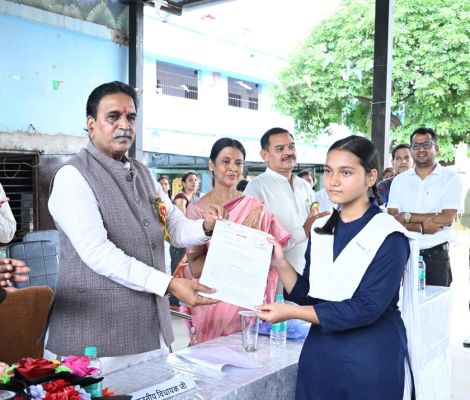 विधायक राजेश मूणत ने किया साइकिल वितरण और मेधावी छात्रों का सम्मान