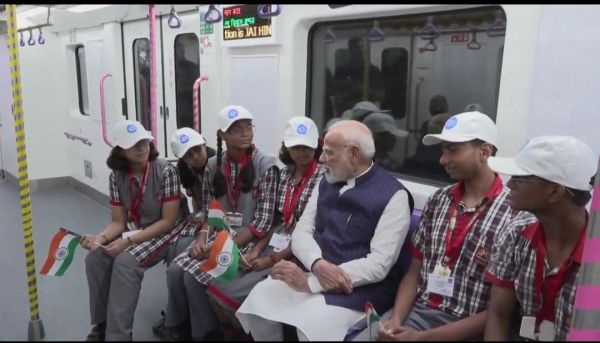 कोलकाता में मोदी ने मेट्रो की सवारी कर बच्चों और श्रमिकों से की बातचीत