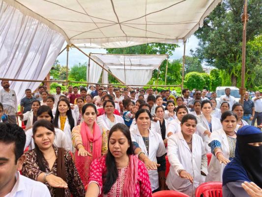 "मोदी की गारंटी" लागू नहीं होने से नाराज़ कर्मचारी अधिकारी फेडरेशन का प्रदर्शन, 11 सूत्रीय मांगों को लेकर सौंपा गया ज्ञापन