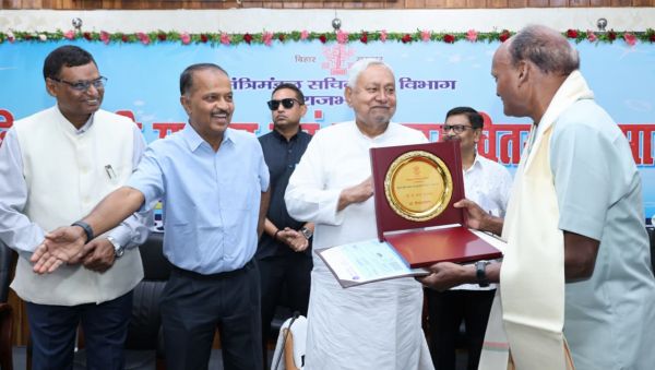 बिहार के मुख्यमंत्री ने हिन्दी सेवी सम्मान पुरस्कार से 12 साहित्यकारों को किया सम्मानित