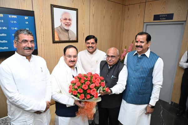  मप्र के जबलपुर पहुंचे केंद्रीय मंत्री नड्डा, मुख्यमंत्री मोहन यादव और प्रदेश अध्यक्ष हेमंत खंडेलवाल ने किया स्वागत