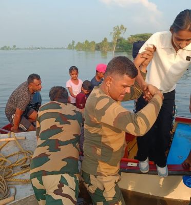 पंजाब के बाढ़ प्रभावित इलाकों में बीएसएफ जवानों ने ऑपरेशन चलाकर सैकड़ों लोगों को बचाया