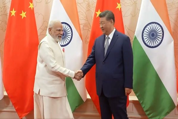 प्रधानमंत्री मोदी और शी जिनपिंग ने एससीओ शिखर सम्मेलन में वैश्विक अर्थव्यवस्था पर द्विपक्षीय बैठक में चर्चा की