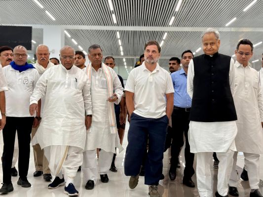 पटना में महात्मा गांधी की प्रतिमा पर माल्यार्पण के साथ राहुल गांधी की &lsquo;वोटर अधिकार यात्रा&rsquo; शुरु