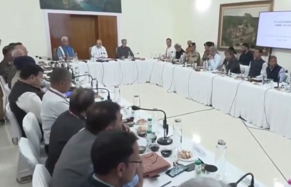 अमित शाह ने जम्मू के बाढ़ प्रभावित इलाकों का दौरा किया, राजभवन में की समीक्षा बैठक