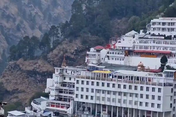 खराब मौसम के कारण वैष्णो देवी यात्रा आठवें दिन भी स्थगित, तीर्थयात्रियों से सतर्कता बरतने की अपील