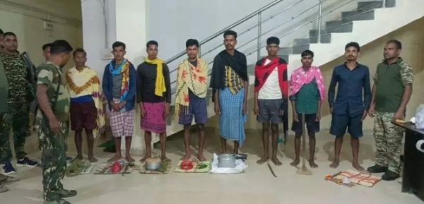 छत्तीसगढ़ के बीजापुर जिले से विस्फोटक सामग्री के साथ 16 नक्सली गिरफ्तार
