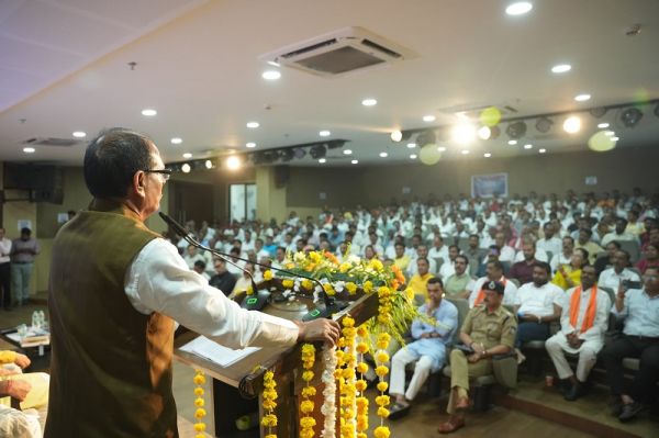 बीमार व्यक्ति की सेवा मेरे लिए राजनीति से ऊपर : शिवराज सिंह चौहान