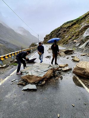 हिमाचल में भूस्खलन से मंडी व कुल्लू में तबाही, 6 की मौत, 7 नेशनल हाइवे व 1155 सड़कें बंद, 8 जिलों में अलर्ट