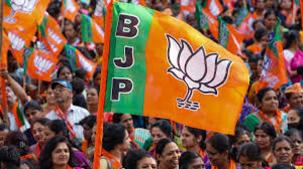 कांग्रेस नेता पवन खेड़ा की पत्नी के भी दो वोटर कार्ड का दावा, भाजपा ने साधा निशाना