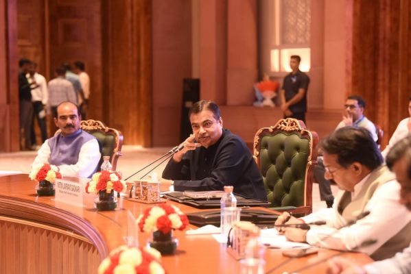 केंद्रीय मंत्री गडकरी ने शहरी राजमार्गों के बुनियादी ढांचे को बेहतर बनाने की नई नीतियों पर की चर्चा