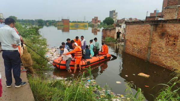  दिल्ली में यमुना खतरे के निशान से दो मीटर ऊपर, मंगेशपुर नाले के टूटे हिस्से को युद्धस्तर पर जोड़ने के निर्देश