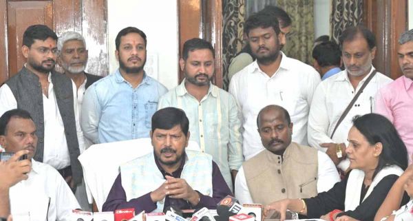 योजनाओं का लाभ पात्र हितग्राहियों तक समयबद्ध और पारदर्शी तरीके से पहुंचे : रामदास अठावले
