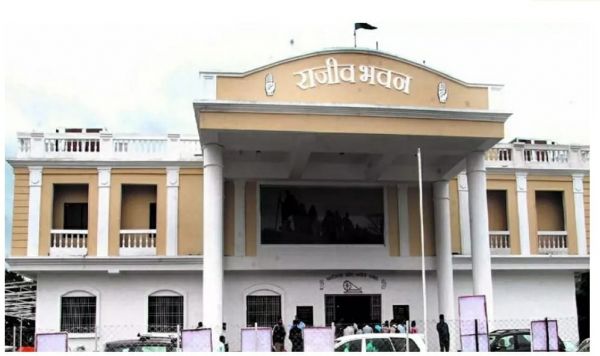 ईडी की टीम ने छत्तीसगढ़ प्रदेश कांग्रेस कार्यालय राजीव भवन में पार्टी के प्रदेश महामंत्री को थमाया समन