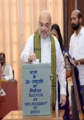  उप राष्ट्रपति चुनाव में मतदान जारी, प्रधानमंत्री मोदी ने डाला पहला वोट, पूर्व प्रधानमंत्री देवेगौड़ा व्हीलचेयर पर पहुंचे