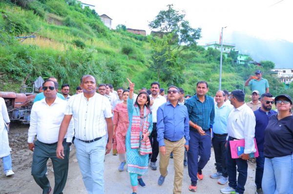 केंद्रीय दल ने पौड़ी के सैजी गांव में किया निरीक्षण, आपदा पीड़ितों से की बात
