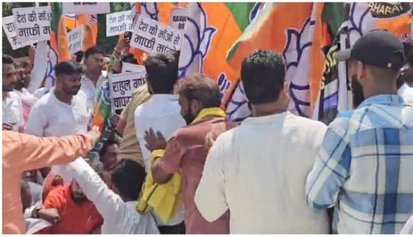 रायबरेली में भाजपा ने रोका राहुल गांधी का काफिला, धरने पर बैठे राज्यमंत्री दिनेश प्रताप सिंह