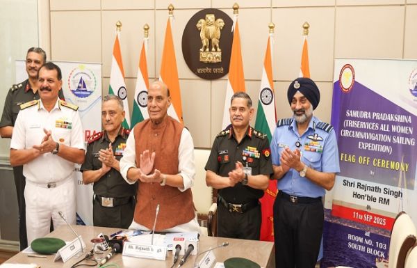 तीनों सेनाओं की महिला जल यात्रा 'समुद्र प्रदक्षिणा' को रक्षा मंत्री ने हरी झंडी दिखाई
