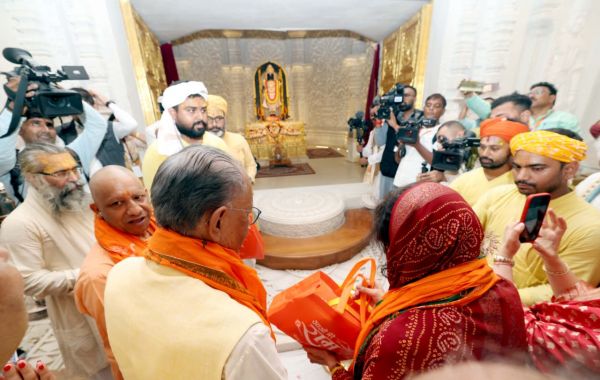 मॉरीशस के प्रधानमंत्री ने रामलला के किए दर्शन, आरती कर मांगा दोनों देशों के रिश्तों की मजबूती का आशीर्वाद