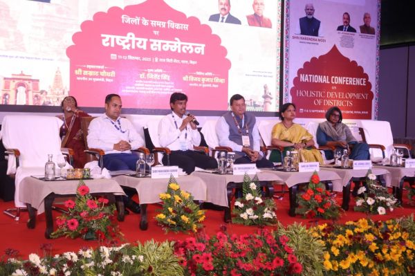 पटना में ओयोजित जिलों के समग्र विकास सम्मेलन में देश भर के विशेषज्ञों ने योजनाओं के क्रियान्वयन पर किया मंथन