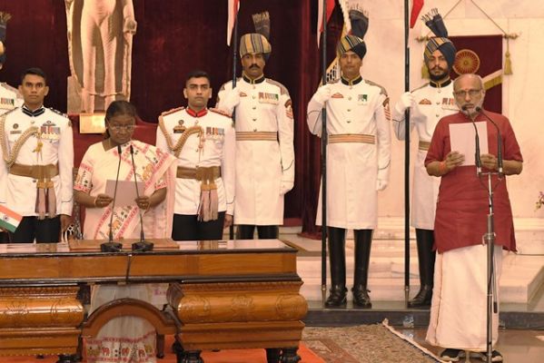 सीपी राधाकृष्णन ने उपराष्ट्रपति और राज्यसभा के सभापति के रूप में शपथ ली