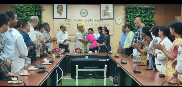 प्रोफेसर प्रजापति ने अ.भा. आयुर्वेद संस्थान के निदेशक का कार्यभार संभाला