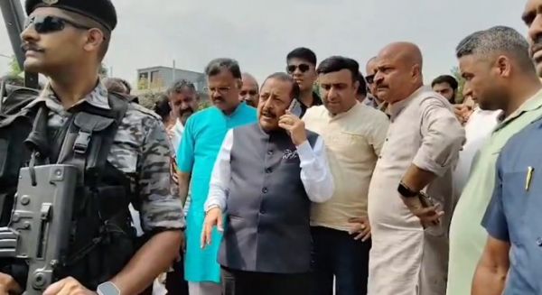 केंद्रीय मंत्री जितेंद्र सिंह ने जम्मू में बाढ़ प्रभावित गांवों का किया दौरा