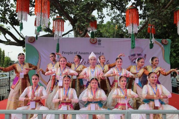 मिजोरम एवं मणिपुर के भ्रमण के बाद गुवाहाटी पहुंचे प्रधानमंत्री मोदी