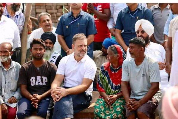  राहुल गांधी ने पंजाब में बाढ़ क्षेत्रों का किया दौरा, प्रभावित किसानों से की मुलाकात
