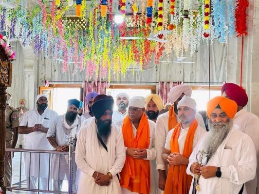 पंजाब में राहुल गांधी को सिरोपा देने वाले ग्रंथी की सेवाएं समाप्त, दो निलंबित