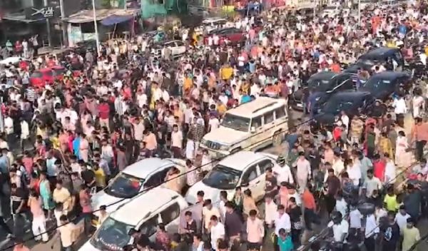  गायक जुबीन गर्ग का पार्थिव शरीर असम के उनके पैतृक आवास कहलीपारा पहुंचा, प्रशंसकों का उमड़ा सैलाब