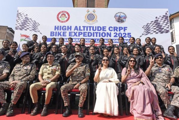 सीआरपीएफ के डीजी ने लाल चौक से महिला बाइक अभियान को दिखाई हरी झंडी