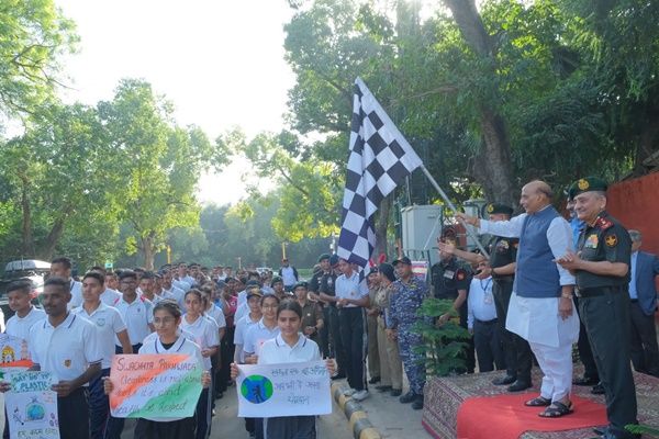 रक्षा मंत्री राजनाथ सिंह ने सफाई कर्मचारियों को सम्मानित किया, 'स्वच्छता ही सेवा 2025' अभियान में कई मंत्री हुए शामिल