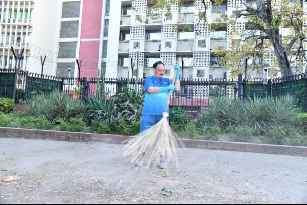 जेपी नड्डा और जाधव ने राष्ट्रव्यापी स्वैच्छिक स्वच्छता अभियान के तहत किया श्रमदान