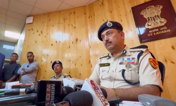 लद्दाख के डीजीपी ने सोनम वांगचुक पर पाकिस्तान से संबंध होने का लगाया आरोप,पड़ोसी देशों की यात्राओं पर भी उठाए सवाल