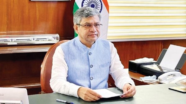 रेल मंत्री अश्विनी वैष्णव ने बिहार को समर्पित की सात नई ट्रेनें, कनेक्टिविटी में होगा बड़ा सुधार