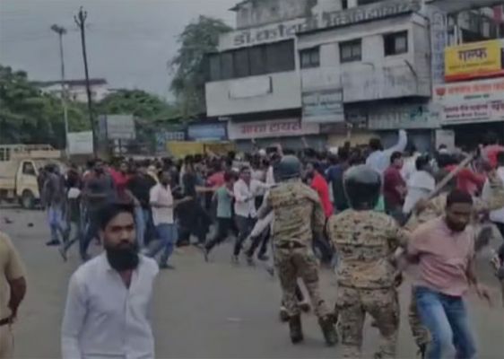 महाराष्ट्र के अहिल्यानगर में धर्मगुरु का नाम हाइवे पर लिखने से तनाव, प्रदर्शनकारियों ने की पत्थरबाजी