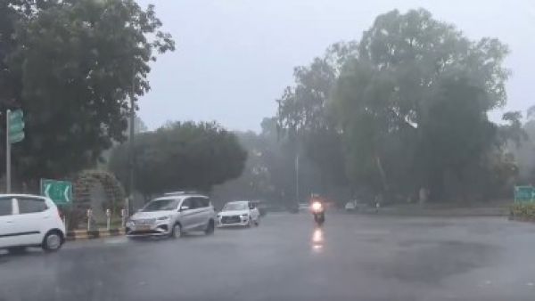दिल्ली-एनसीआर में झमाझम बारिश, उमस और गर्मी से मिली राहत