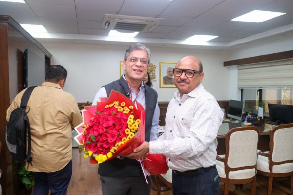 देश की आजादी के बाद पहली बार संघ पर डाक टिकट और सिक्का जारी