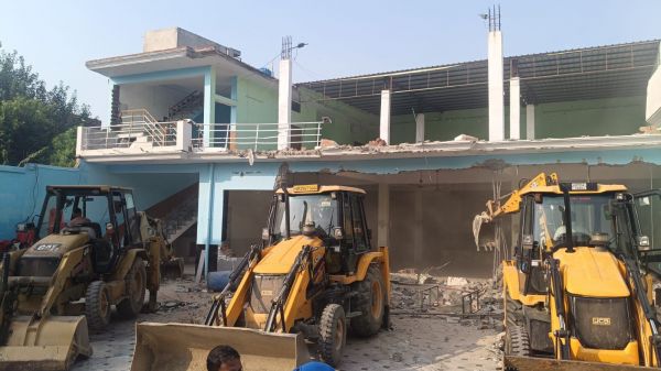 बरेली बवालः आरोपितों के अवैध बारात घर पर चला बुलडोजर, मकान भी सील