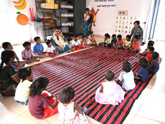 छत्तीसगढ़ : आंगनबाड़ी केंद्रों की बदली तस्वीर खेलते-खिलखिलाते नन्हे कदमों से संवर रहा भविष्य